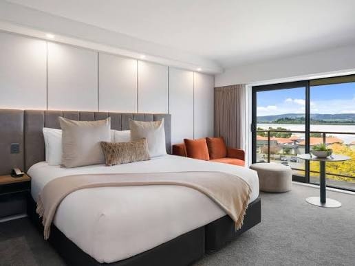 Happiora Standard Room with natural textures and lake view