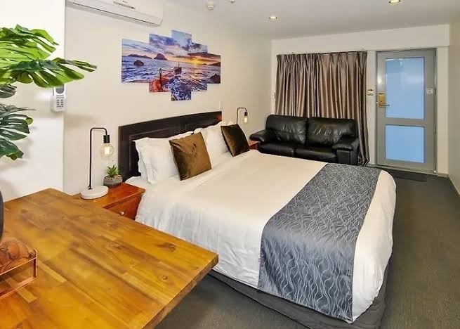 Happiora Deluxe Room with seating area and Southern Alps view