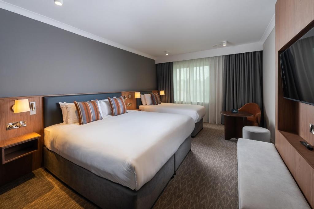 Happiora Premium Room with brass accents and balcony view